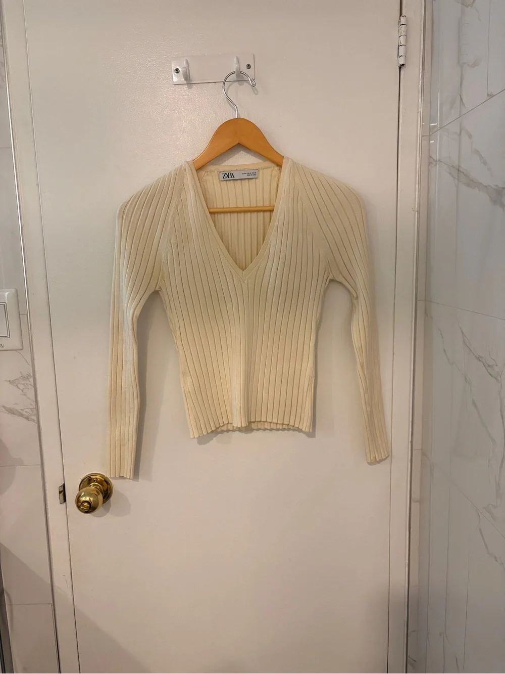 Zara Cream Ribbed V-Neck Sweater - Picture 1 of 2